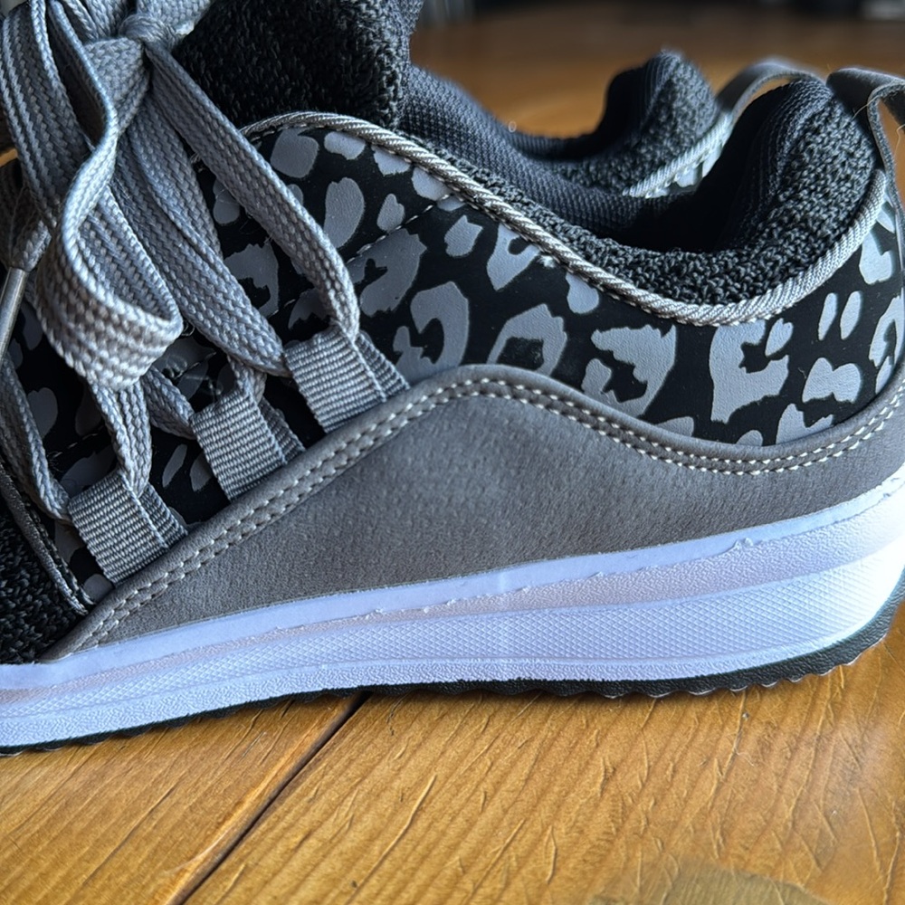 Size 6 Marley Lilly leopard black sneakers NWOT - Picture 4 of 6